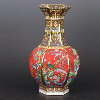Украшен золотой эмалью, яркими узорами в виде цветов и птиц, красной шестиугольной вазой, украшением дома в китайском стиле, антикварным фарфором.